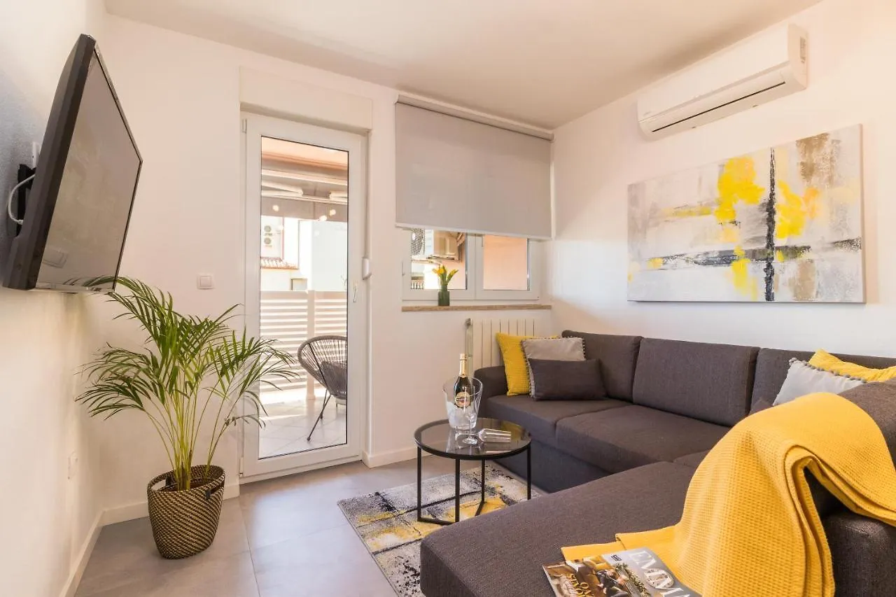New Apartment Near Sea With 3 Bedrooms And 2 Bathrooms Pola