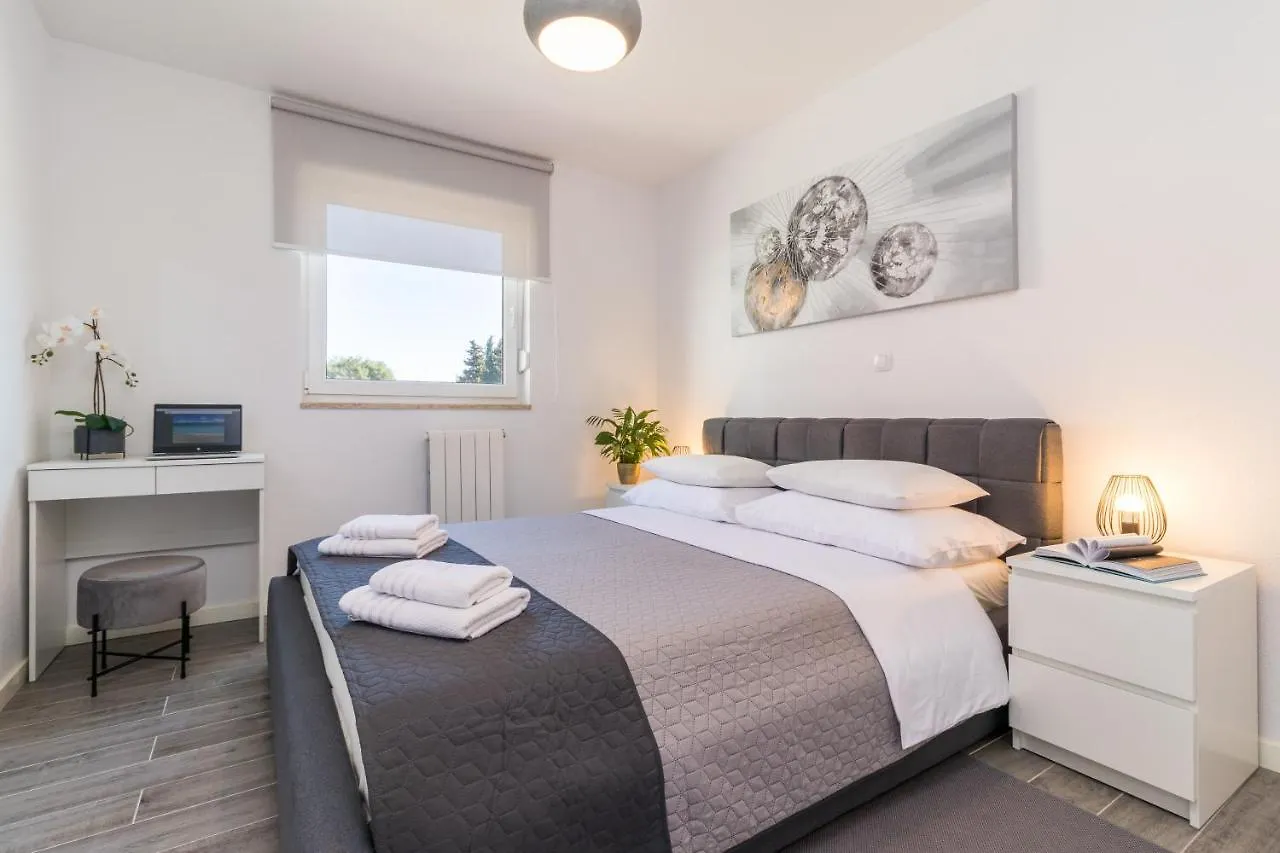 New Apartment Near Sea With 3 Bedrooms And 2 Bathrooms Pola